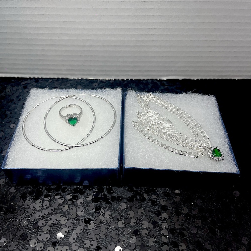 Set of Gold Laminated white chain with charm arracadas. Ring‎